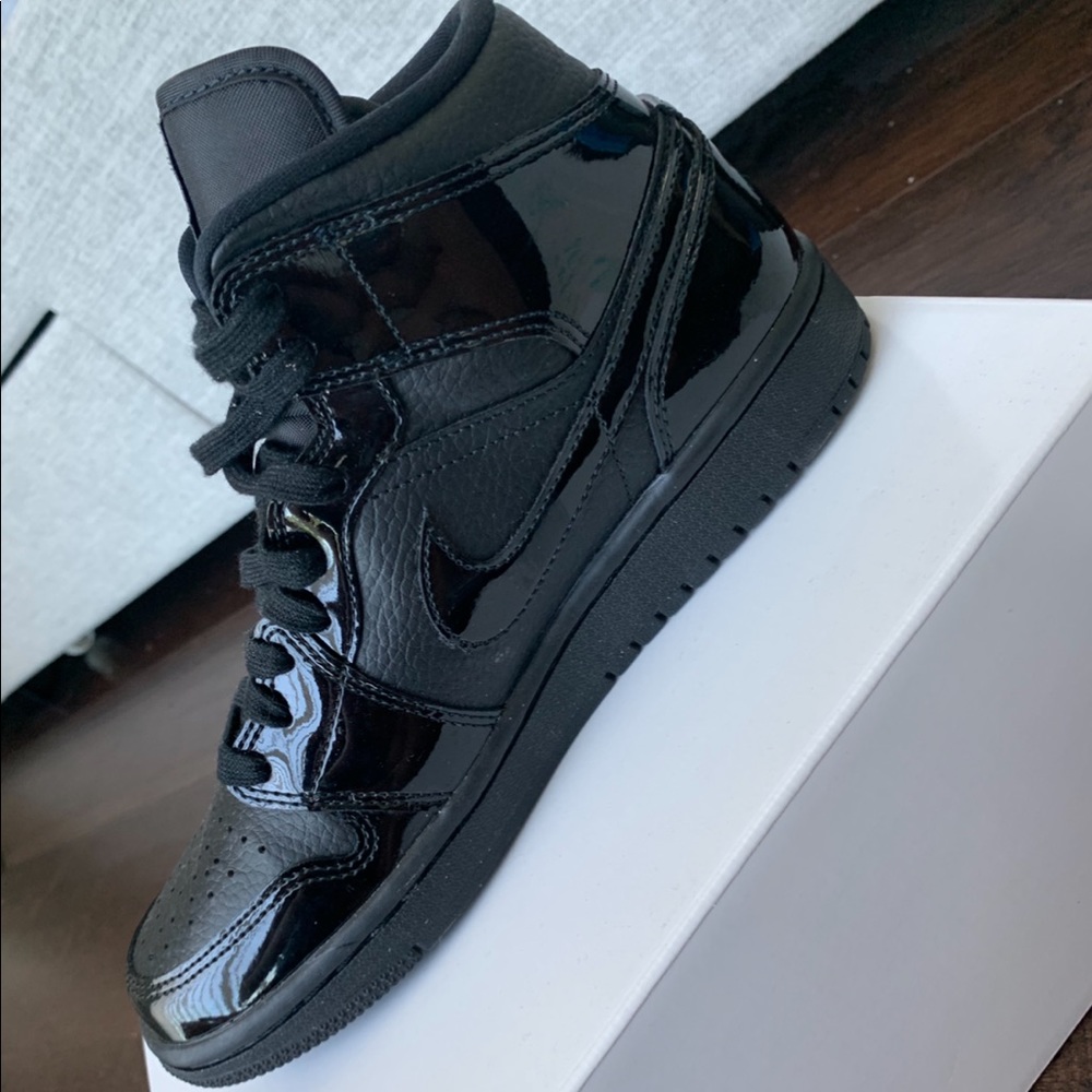 Jordan 1 Mid SE black